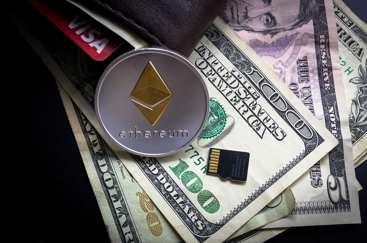 De bästa kryptoplånböckerna för säker förvaring av kryptovalutor Kryptovalutor som Bitcoin har funnits i över 10 år, men det är först de senaste åren de verkligen haft ett genombrott. Idag accepterar många stora företag Bitcoin och andra digitala valutor som betalningsformer, och priserna på valutorna har stigit markant de senaste åren. Vill du investera i Bitcoin eller annan kryptovaluta måste du först välja en handelsplattform eller trading bot som Bitcoin Prime som låter dig handla med kryptovalutor. Men det är också viktigt att ha en plånbok för att lagra och säkra dina privata nycklar för åtkomst till dina tillgångar. En kryptoplånbok är en plats som lagrar digitala valutor och validerar dina transaktioner när du handlar med kryptos. En plånbok bevarar dina privata nycklar som används för att validera transaktioner genom att verifiera dem så att dina kryptos kan användas för att göra inköp eller byta till en annan tillgång. På grund av den stora efterfrågan av kryptoplånböcker finns det också ett stort utbud att välja mellan. Därför har vi sammanställt en lista över några av de bästa kryptoplånböckerna idag. Exodus Wallet Exodus Wallet är en av de populäraste och även bästa kryptoplånböckerna på marknaden. Gränssnittet är modernt och användarvänligt, och den går att tillgå från både datorer och mobiltelefoner. Du kan lagra över 130 olika kryptovalutor på Exodus Wallet, så den erbjuder ett säkert skydd för de allra flesta kryptovalutor som finns. Dessutom kontrollerar Exodus Wallet att alla nycklar är korrekta. Exodus klassas också som den bästa kryptoplånboken för nybörjaren. Electrum Wallet Electrum Wallet lanserades bara två år efter att Bitcoin skapades, 2011. Electrum är gentemot Exodus mer lämpad för de mer erfarna användarna på grund av dess komplexa funktioner. Kryptoplånboken består av en öppen källkod vilket som möjliggör det för användarna att anpassa transaktionsavgifterna. Men användarna kan också ställa in säkerhetsnivån. Till exempel kan man skapa en standardplånbok, en med tvåfaktorsautentisering eller en plånbok som kräver flera signaturer. Mycelium Wallet Mycelium Wallet består också av en öppen källkod. Denna plånbok är endast tillgänglig på mobila enheter och stöder för närvarande endast Bitcoin-, ETH- och ERC-20-tokens. Användargränssnittet är snyggt och relativt användarvänligt. Den största fördelen är såklart det faktum att den är mobilvänlig, något som många andra kryptoplånböcker inte förmår på samma sätt. Det är särskilt fördelaktigt för den som ofta befinner sig på språng! Trezor Wallet Trezor Wallet är en av de populäraste hårdvaruplånböckerna. Den är mycket säkrare än mjukvaruplånböcker, eftersom privata nycklar finns på den fysiska enheten, snarare än på en mobil eller stationär dator. Dessutom är Trezor en Ethereum-plånbok vilket innebär att den kan lagra alla Ethereum-baserade (ERC-20) tokens. Detta är bra eftersom det finns tusentals olika ERC-20-tokens tillgängliga på marknaden. Ledger Wallet En annan populär hårdvaruplånbok är Ledger Wallet. Dess överkomliga pris gör den billigare än många andra hårdvaruplånböcker. Gränssnittet är webbaserat och lätt att navigera sig på. Programvaran har en öppen källkod med extra fördelar när det gäller kundstöd. Sammanfattningsvis är det en attraktiv, säker och lättanvänd hårdvarukryptoplånbok som kommer ge dig sinnesro när det gäller att lagra din kryptovaluta.